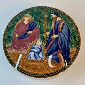 Mikasa Navidad Covered Dish w/ Mary Joseph & Jesus